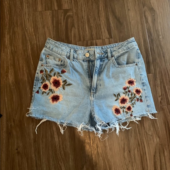 Topshop Pants - Topshop Mom Flower Embroidered Jean Shorts